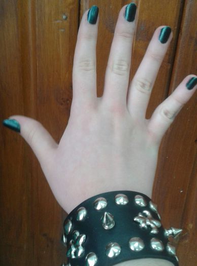 15.; Unghii verde-inchis, nuanta Green Emerald de la Avon
