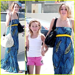 miley-cyrus-blue-dress-beauty - Miley Cyrus in rochie