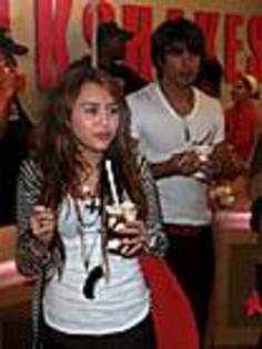 miley-cyrus_com-funkiestmilkshake-0015