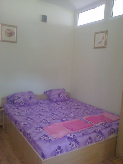 dormitor; cele 2 paturi se pot apropia rezultand un pat patrimonial
