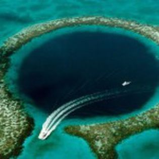 Great-Blue-Hole-of-Belize-o-prapastie-submarina-foarte-veche-situata-in-Caraibe-la-aproximativ-50-de - 100 locuri de vizitat