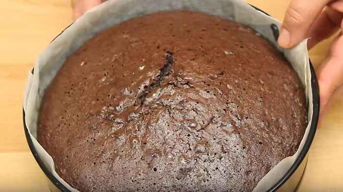 tort-de-ciocolata-cu-piersici-blat-la-racit - Tort de ciocolata cu piersici