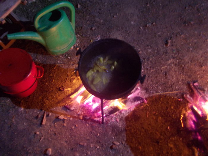 Papa bun; Clar şi cartofii prăjiti făcuţi în ceaun în untura de casă
