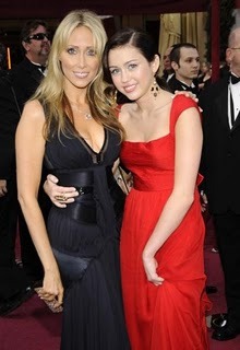 miley-cyrus_com-80thacademyawards-2008feb24-k003 - Hannah and Miley