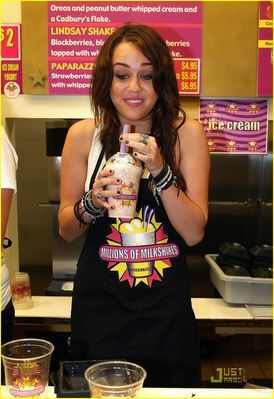 normal_miley-cyrus-makes-milkshake-38 - Album pentru LuvMilez