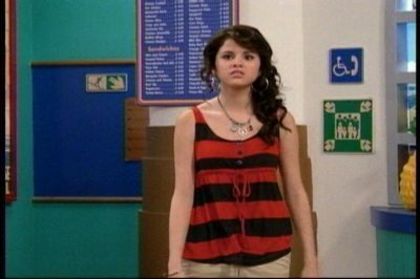 2-25-Cast-Away-To-Another-Show-Screencap-selena-gomez-7393783-400-266 - Album pt demiselenaandnicolefan