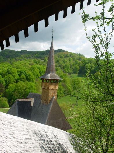 biserica-vedere de pe scari - Manastirea Rohita - Maramures