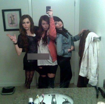 demi-lovato-and-miley-cyrus-bathroom-2[1]