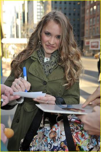 EmilyOsment_ORG-nyc2009feb16-theview-007 - Emily Osment