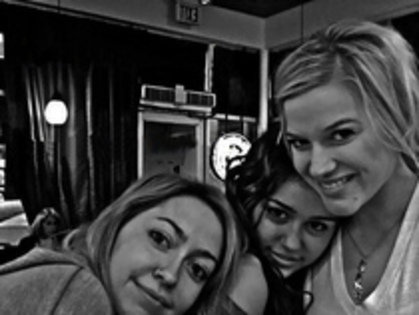 12887338_MCCYPERPK - 0-poze rare miley selena ashley si demi-0