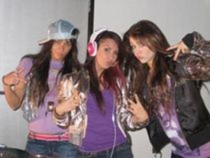 10485214_UAKVDNTEN - 0-poze rare miley selena ashley si demi-0