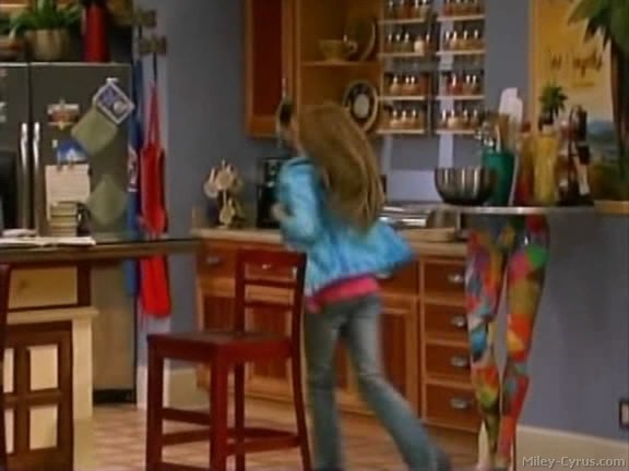 miley-cyrus_dot_com-hannahmontana-ep1caps095 - Hannah Montana episode 01 - Lilly do you want to know a secret