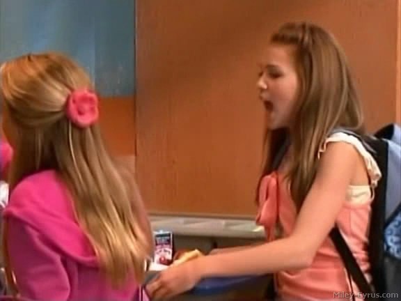 miley-cyrus_dot_com-hannahmontana-ep1caps152 - Hannah Montana episode 01 - Lilly do you want to know a secret