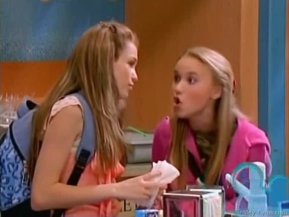 miley-cyrus_dot_com-hannahmontana-ep1caps194 - Hannah Montana episode 01 - Lilly do you want to know a secret