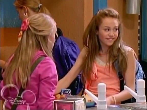 miley-cyrus_dot_com-hannahmontana-ep1caps200 - Hannah Montana episode 01 - Lilly do you want to know a secret