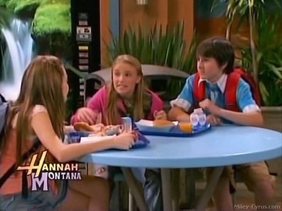 miley-cyrus_dot_com-hannahmontana-ep1caps222 - Hannah Montana episode 01 - Lilly do you want to know a secret