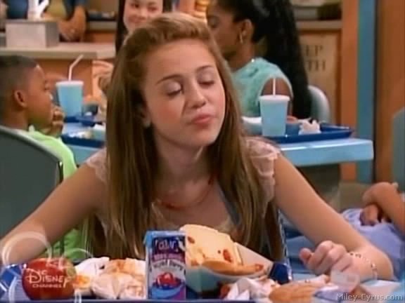 miley-cyrus_dot_com-hannahmontana-ep1caps226 - Hannah Montana episode 01 - Lilly do you want to know a secret