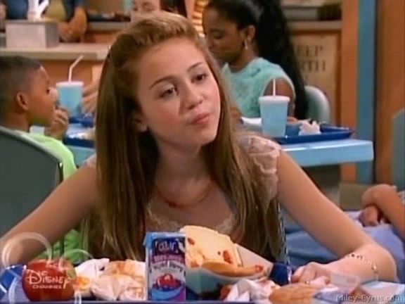 miley-cyrus_dot_com-hannahmontana-ep1caps228 - Hannah Montana episode 01 - Lilly do you want to know a secret