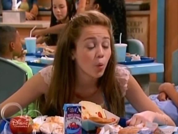 miley-cyrus_dot_com-hannahmontana-ep1caps236 - Hannah Montana episode 01 - Lilly do you want to know a secret