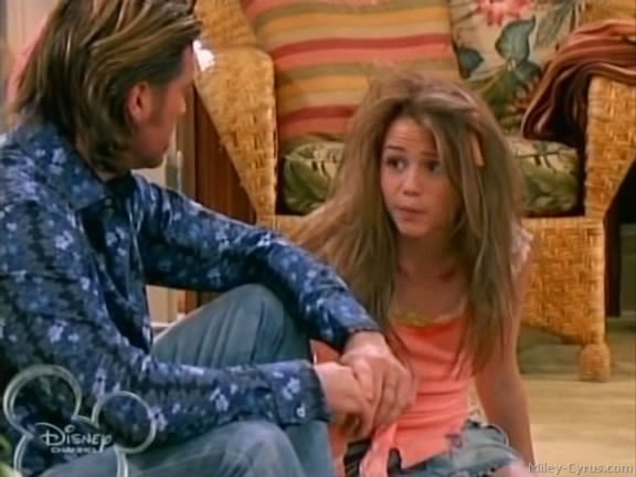 miley-cyrus_dot_com-hannahmontana-ep1caps250 - Hannah Montana episode 01 - Lilly do you want to know a secret