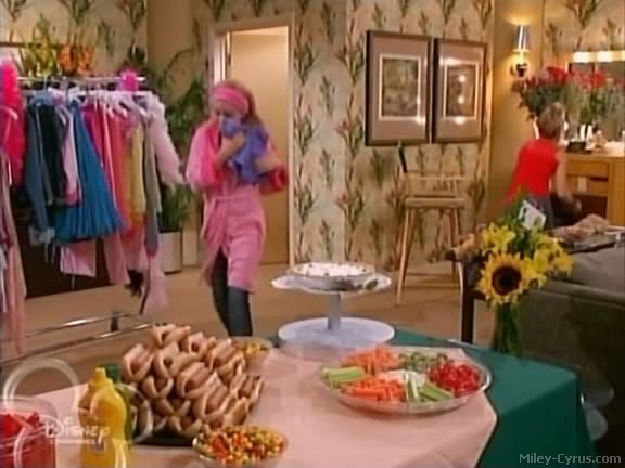 miley-cyrus_dot_com-hannahmontana-ep1caps324 - Hannah Montana episode 01 - Lilly do you want to know a secret