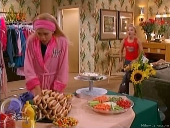 miley-cyrus_dot_com-hannahmontana-ep1caps331 - Hannah Montana episode 01 - Lilly do you want to know a secret