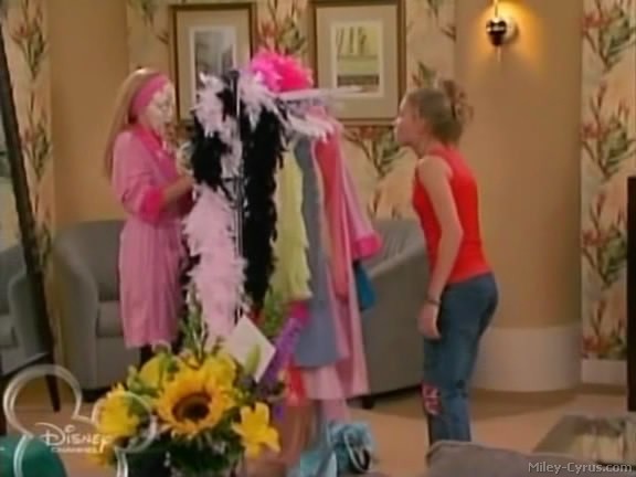 miley-cyrus_dot_com-hannahmontana-ep1caps354 - Hannah Montana episode 01 - Lilly do you want to know a secret