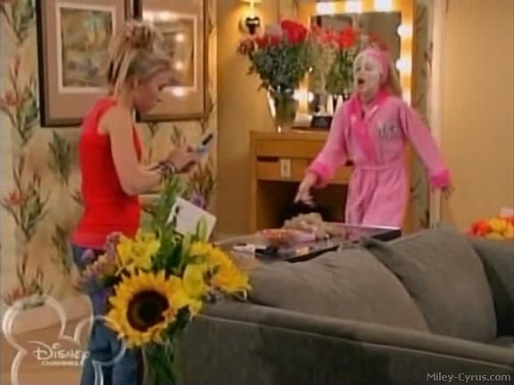 miley-cyrus_dot_com-hannahmontana-ep1caps362 - Hannah Montana episode 01 - Lilly do you want to know a secret