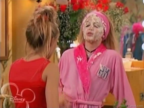 miley-cyrus_dot_com-hannahmontana-ep1caps363 - Hannah Montana episode 01 - Lilly do you want to know a secret