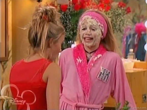 miley-cyrus_dot_com-hannahmontana-ep1caps365 - Hannah Montana episode 01 - Lilly do you want to know a secret