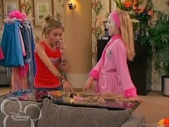 miley-cyrus_dot_com-hannahmontana-ep1caps371 - Hannah Montana episode 01 - Lilly do you want to know a secret