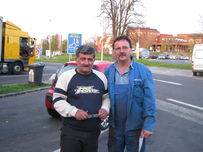 silviu si traian in austria; ai dau iepurii lui Silviu in parcare la Ansfelden-Austria
