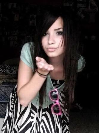 Demi-Lovato-Hand-Kiss