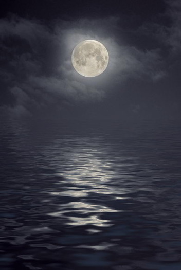 luna-scufundata-in-ocean