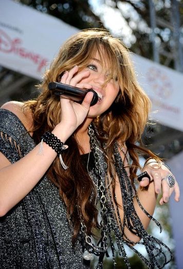 miley-cyrus-784443l