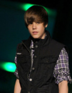 16756195_DLLRLDXCW - justin bieber