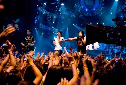 jonas_brothers_3D - Demi Lovato live in concert