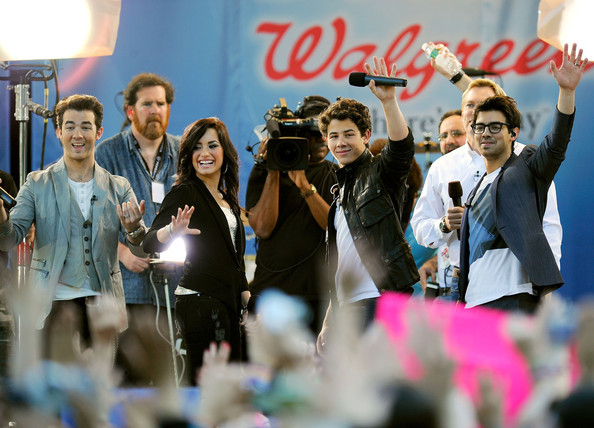 Jonas+Brothers+Demi+Lovato+Perform+ABC+Good+Wvt7njw44_Al - Demi Lovato live in concert