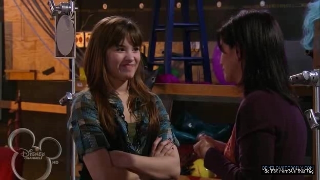 1x01-Sketchy-Beginings-demi-lovato-12500014-624-352 - 1x01 Sketchy Beginings