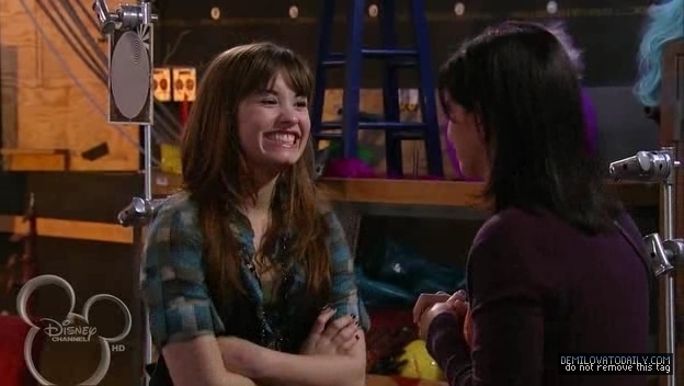 1x01-Sketchy-Beginings-demi-lovato-12500025-624-352 - 1x01 Sketchy Beginings