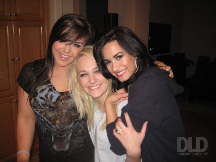 18316491_BMUQPDSAC - Demi and her bffs