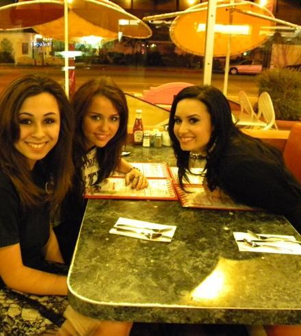 paris-demi-miley%20(133) - Demi and her bffs