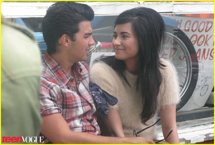 Joe-Jonas-Demi-Lovato-Cover-Teen-Vogue-demi-lovato-13395382-692-467 - 0-Demi and Joe club-0