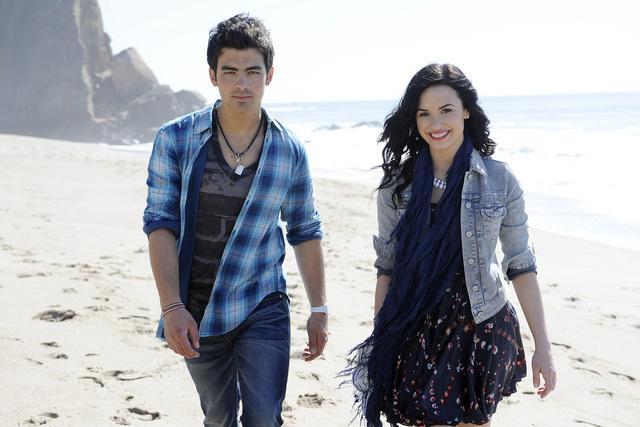 Demi%20Lovato%20and%20Joe%20Jonas%20Make%20a%20Wave%20Music%20Video%20Clip - 0-Demi and Joe club-0