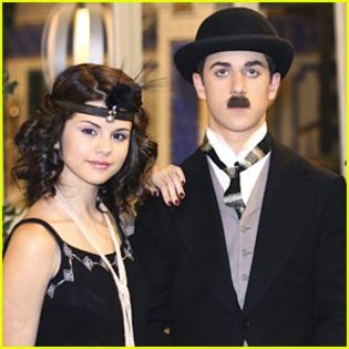 selena-gomez-flapper-fun - Henrie David