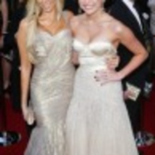 miley-cyrus-mom-tish-gorgeous-at-2010-oscars-red-carpet-photos-97x97