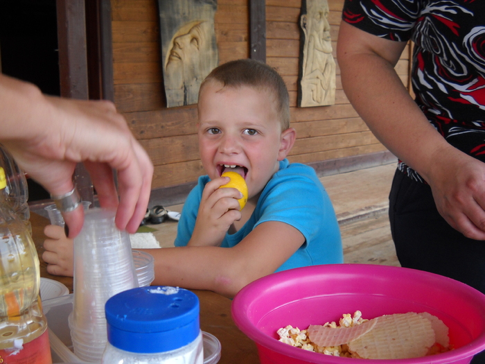 Robi prepara o limonada