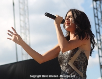 normal_selena-gomez-indianapolis-201033