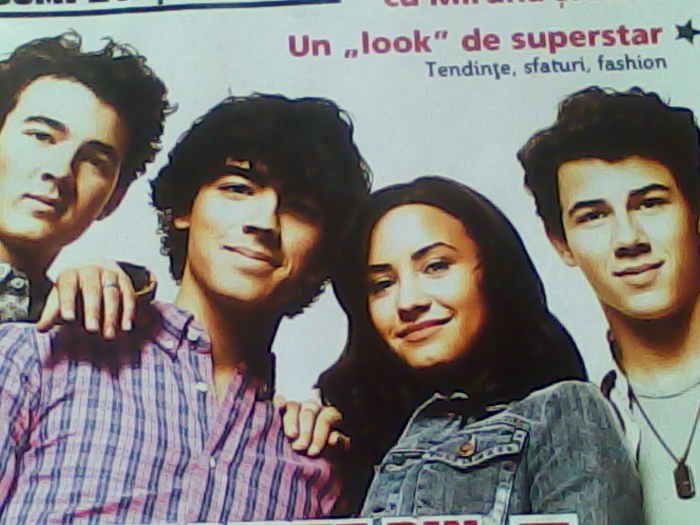 Demi lovato,Joe,Nik si Kevin jonas; Vedetele care au ?nnebunit mii de fani Camp rock
