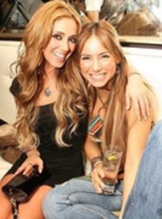 21829660_OGHFHXLFD - 00 Anahi